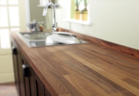Huis interieur en inrichting met bijzonder hout Massief houten aanrechtblad